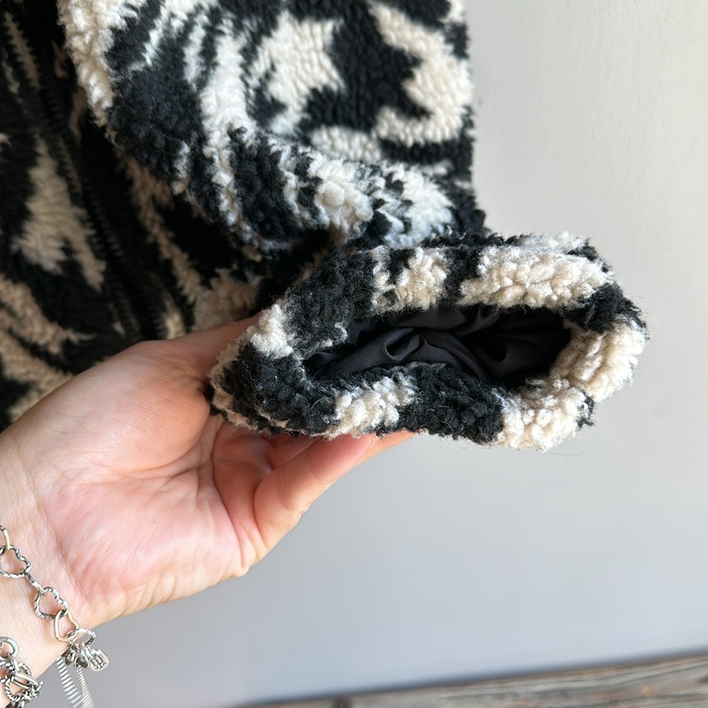 Urban Outfitters Black & White Sherpa Zip Jacket - Picture 7 of 7
